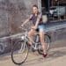 pexels-freestocksorg-fille etudiante sur un velo - top 3 des pistes cyclables pour faire un tour ce week-end