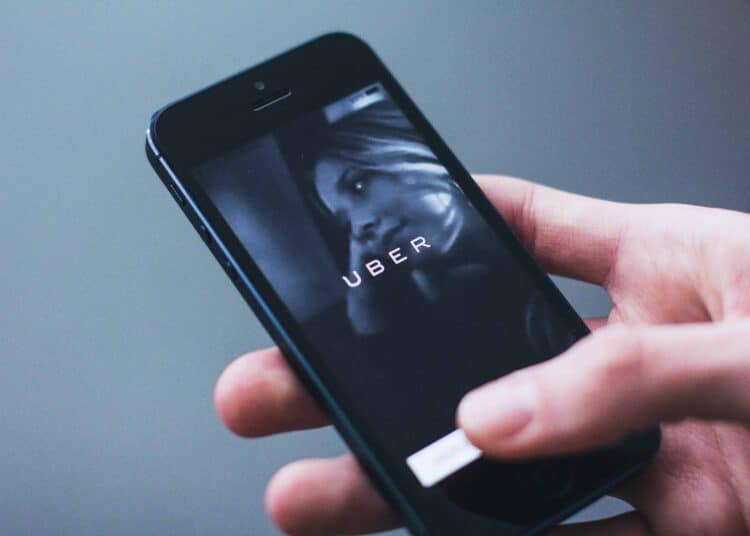 pexels-freestocksorg-telephone avec uber - plus d'uber à bruxelles à partir de vendredi