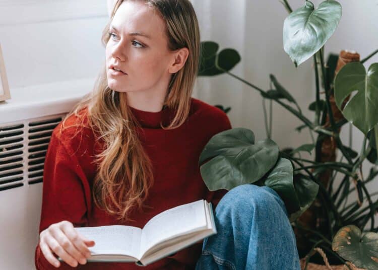 pexels-george-milton-fille qui étudie par terre- Comment choisir son lieu de travail