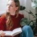 pexels-george-milton-fille qui étudie par terre- Comment choisir son lieu de travail