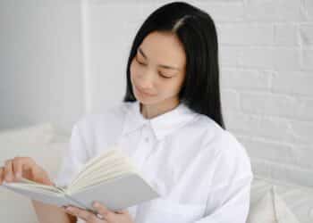 pexels-john-diez-jeune femme etudiante qui lit un livre - 5 choses à faire pour être en forme pendant le blocus