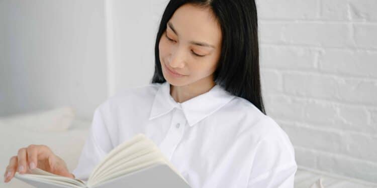 pexels-john-diez-jeune femme etudiante qui lit un livre - 5 choses à faire pour être en forme pendant le blocus