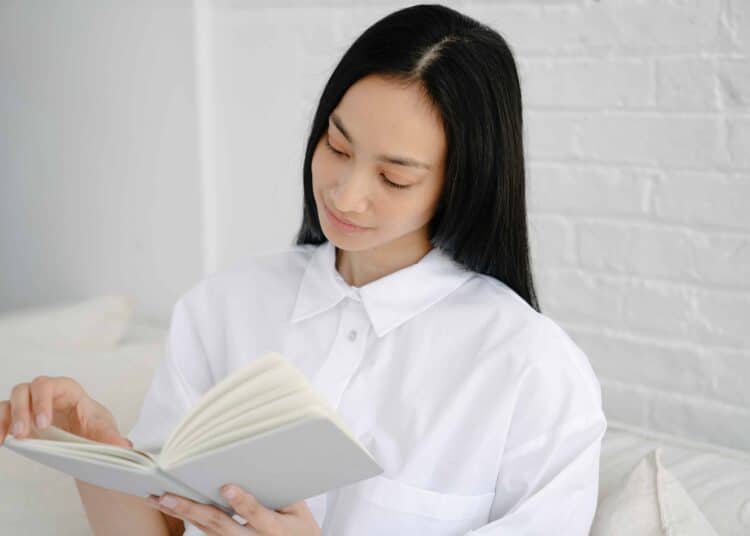 pexels-john-diez-jeune femme etudiante qui lit un livre - 5 choses à faire pour être en forme pendant le blocus