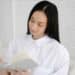pexels-john-diez-jeune femme etudiante qui lit un livre - 5 choses à faire pour être en forme pendant le blocus