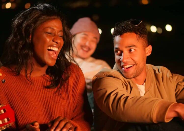 pexels-kindel-media-amis étudiant qui rient ensemble - 3 choses à faire ce week-end pour sortir de sa routine étudiante