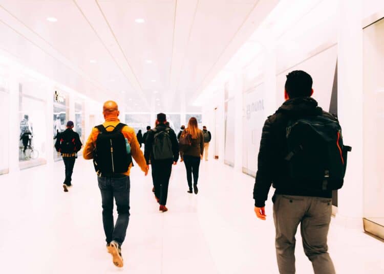 pexels-matthis-volquardsen-gens de dos dans un aeroport - plus de genre sur la carte identité belge