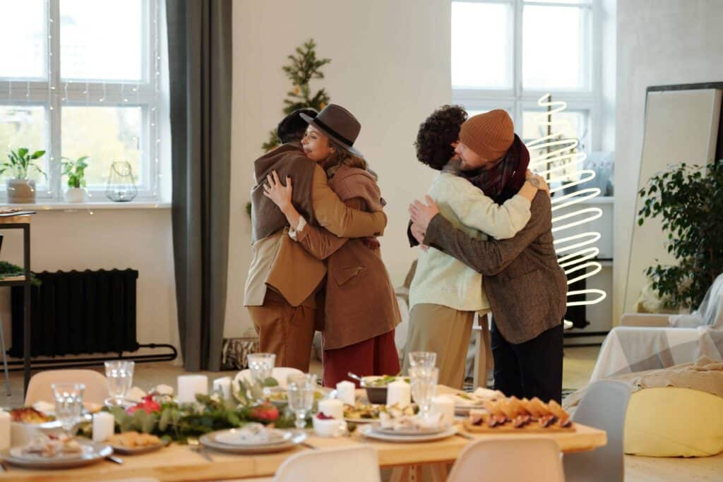 pexels-nicole-michalou-4 amis qui se disent bonjour pour Noel - Comment organiser un Noël entre potes