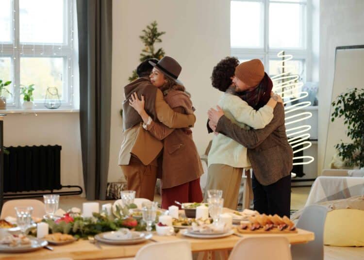 pexels-nicole-michalou-4 amis qui se disent bonjour pour Noel - Comment organiser un Noël entre potes