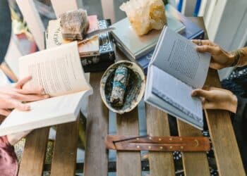 pexels-rodnae-productions-deux personnes qui lisent livres spirituels - Horoscope de l'étudiant à l'approche du blocus