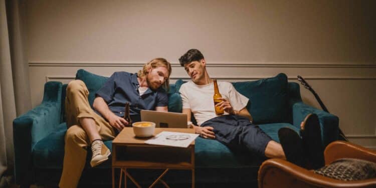 pexels-ron-lach-deux jeunes sur un canap dans une colocation - 6 signes que tu es le.la meilleur.e coloc