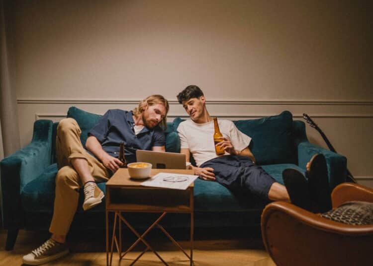 pexels-ron-lach-deux jeunes sur un canap dans une colocation - 6 signes que tu es le.la meilleur.e coloc