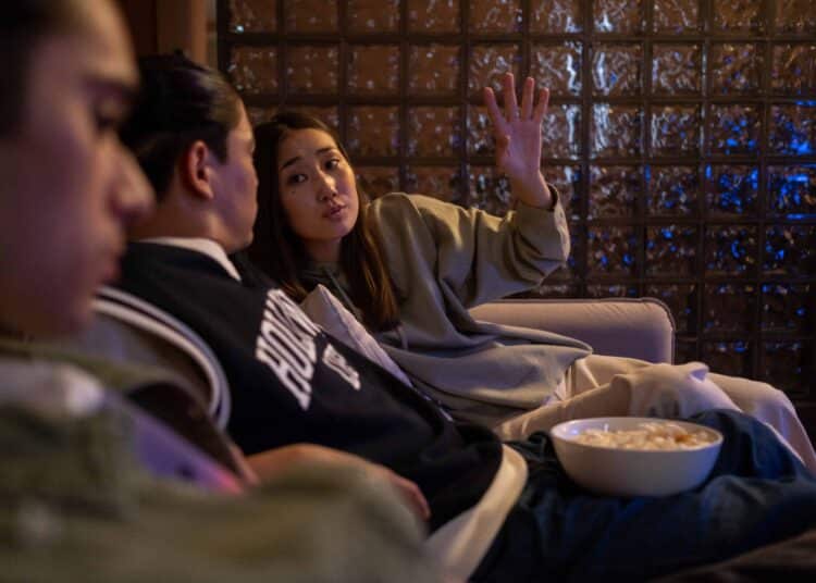 pexels-ron-lach-jeunes qui sont au cinema - sortie cine 3 films à avoir avec tes colocs