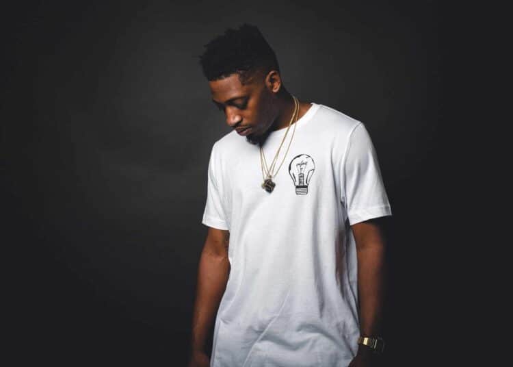 pexels-spencer-selover- jeune homme stylé avec tshirt blanc - porter des marques en ayant un budget étudiant