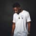 pexels-spencer-selover- jeune homme stylé avec tshirt blanc - porter des marques en ayant un budget étudiant