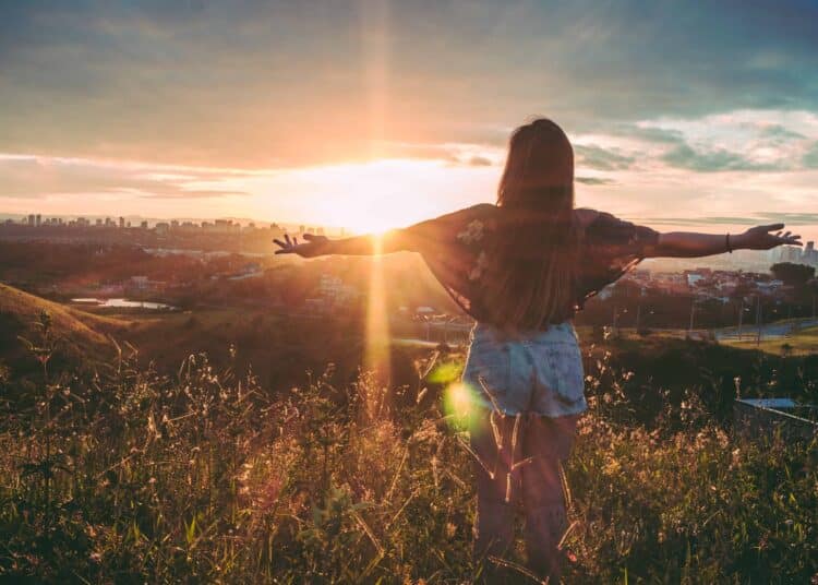 pexels-victor-freitas-fille qui regarde la nature - Pourquoi voulons-nous être heureux.se
