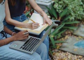 pexels-zen-deux filles sur ordinateur qui étudient ensemble - Comment choisir son partenaire d’étude