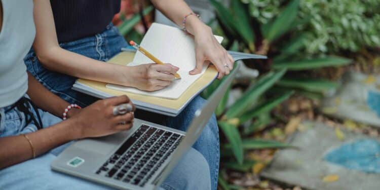 pexels-zen-deux filles sur ordinateur qui étudient ensemble - Comment choisir son partenaire d’étude