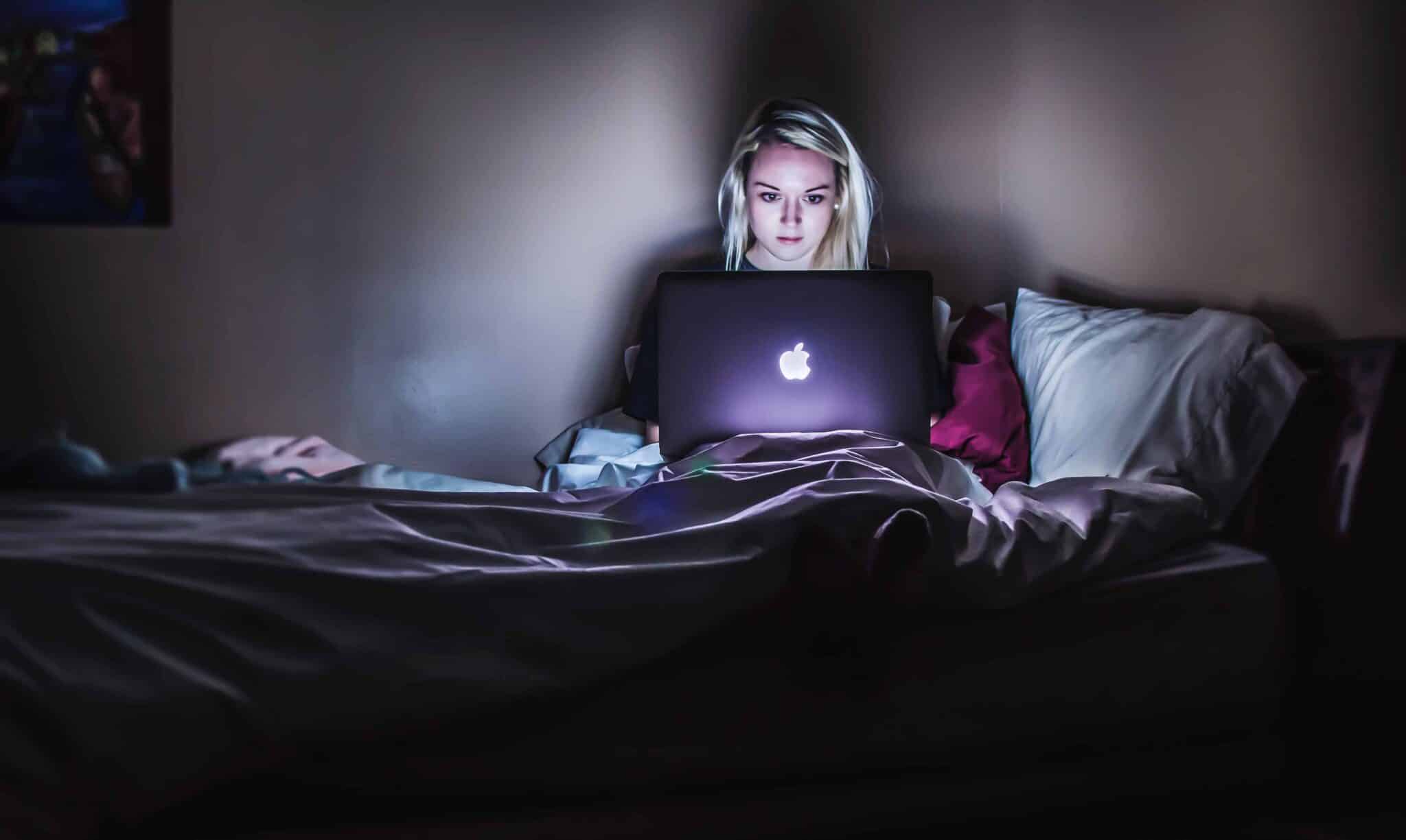 unsplash Victoria Heath fille devant l'ordinateur sur le lit Les 5 habitudes des étudiants qui sont mauvaises pour la santé