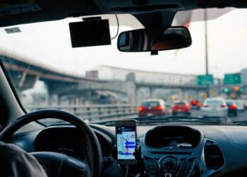 unsplash - dan gold - téléphone dans voiture uber - Plus d’Uber à Bruxelles les étudiants devront changer leurs habitudes