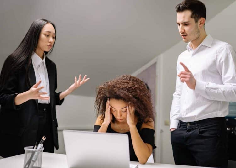 Pexels Yan Krukov jeune femme deprime devant ordinateur mon stage est nul 5 conseils pour relativiser