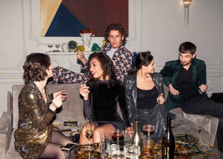 Pexels cottonbro soiree jeunes organiser un repas de nouvel an au kot