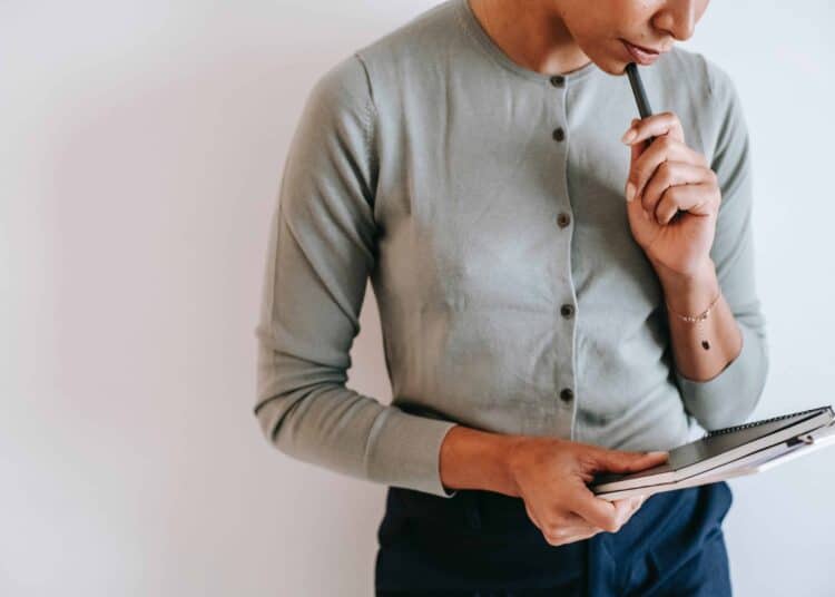 pexels-alex-green-étudiante avec des carnets qui réfléchit - comment rouve run job etudiant sans experience