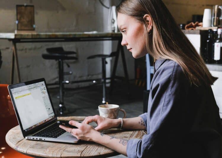 pexels-anna-shvets-etudiante qui étudie son blocus ordinateur - dossier - comment réussir son blocus