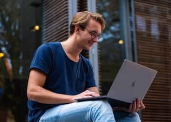 pexels-buro-garcon etudiant en train d'étudier - 7 solutions pour booster ton moral