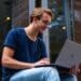 pexels-buro-garcon etudiant en train d'étudier - 7 solutions pour booster ton moral