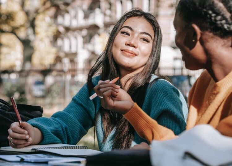 pexels-charlotte-may- étudiante contente - comment cartonner a ses examens