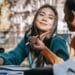 pexels-charlotte-may- étudiante contente - comment cartonner a ses examens