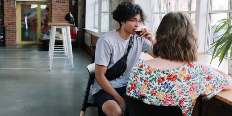 pexels-cottonbro-deux personnes qui discutent dans une bibli - Comment optimiser ses pauses blocus