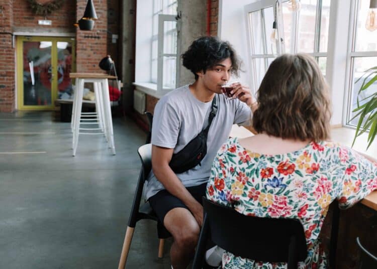pexels-cottonbro-deux personnes qui discutent dans une bibli - Comment optimiser ses pauses blocus
