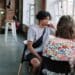 pexels-cottonbro-deux personnes qui discutent dans une bibli - Comment optimiser ses pauses blocus