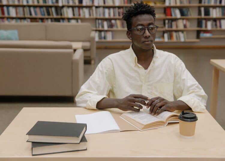 pexels-cottonbro-etudiant-qui-etudie-en-bibliotheque-3-preuves-que-tu-vas-rater-tes-examens-scaled