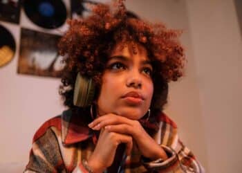 pexels-cottonbro-fille en train d'écouter de la musique - musique de noel