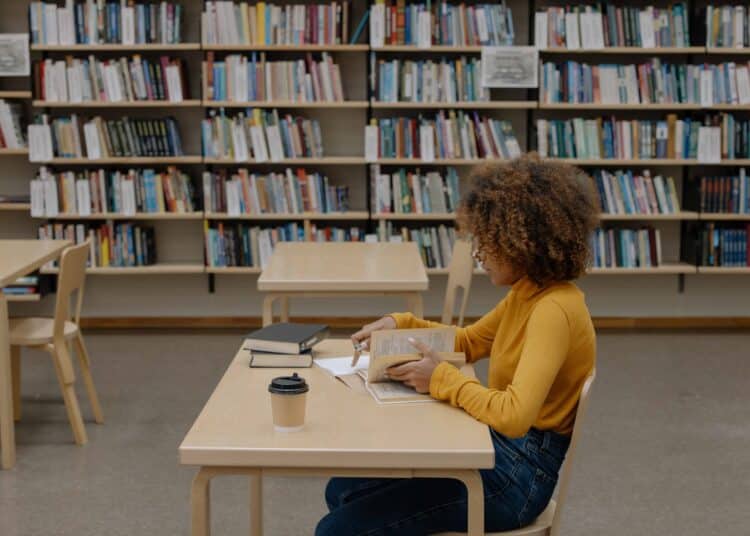 pexels-cottonbro- fille étudiante qui étudie dans une bibliothèque - Étudier au dernier moment et réussir ses examens