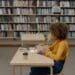 pexels-cottonbro- fille étudiante qui étudie dans une bibliothèque - Étudier au dernier moment et réussir ses examens