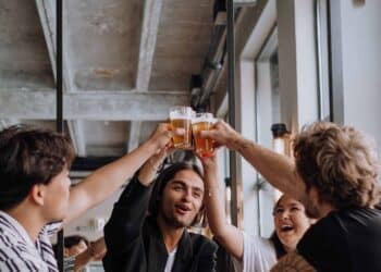 pexels-cottonbro-jeunes qui boivent un verre - 5 choses à faire pour bien se remettre d’une soirée trop arrosée