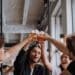 pexels-cottonbro-jeunes qui boivent un verre - 5 choses à faire pour bien se remettre d’une soirée trop arrosée