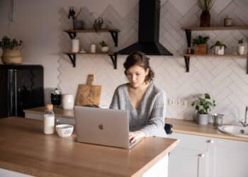 pexels-ekaterina-bolovtsova-fille qui étudie dans la cuisine - Où étudier quand tu vis chez tes parents
