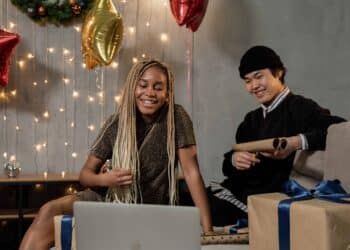 pexels-ekaterina-bolovtsova-jeunes étudiants qui s'offrent des cadeaux - top 10 des idées cadeaux pour la cacahuèt