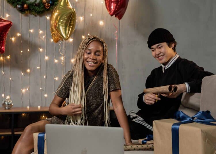 pexels-ekaterina-bolovtsova-jeunes étudiants qui s'offrent des cadeaux - top 10 des idées cadeaux pour la cacahuèt