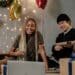 pexels-ekaterina-bolovtsova-jeunes étudiants qui s'offrent des cadeaux - top 10 des idées cadeaux pour la cacahuèt