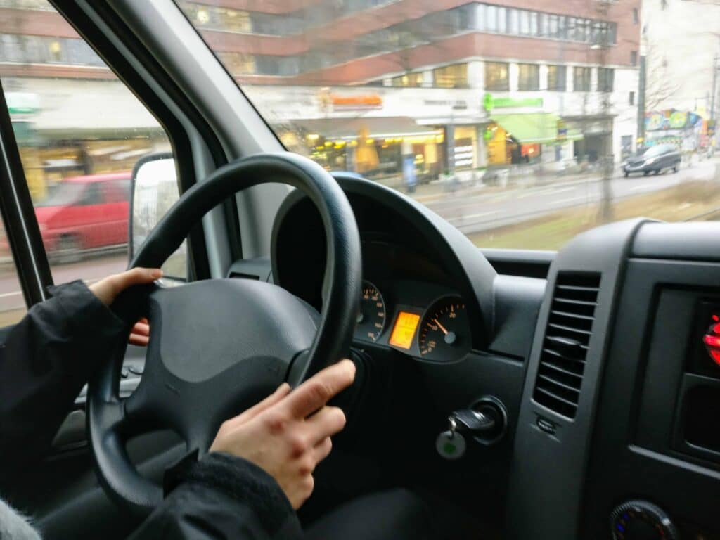 pexels-ingo-joseph-jeune qui apprend a conduire - J’ai peur de passer mon permis 4 conseils pour te rassurer