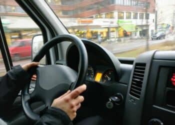 pexels-ingo-joseph-jeune qui apprend a conduire - J’ai peur de passer mon permis 4 conseils pour te rassurer