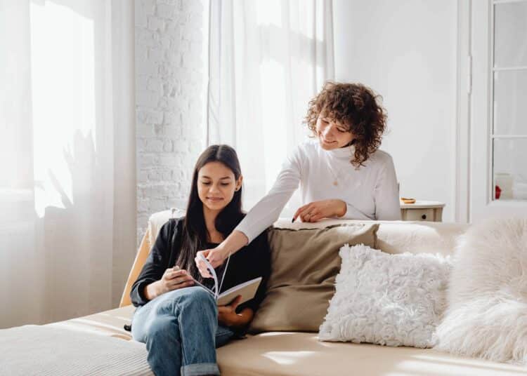 pexels-karolina-grabowska-filles étudiantes qui étudient ensemble - Top 3 des preuves que les blocus c’est trop cool