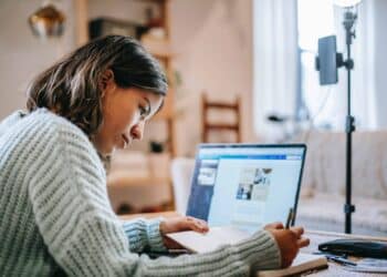 pexels-liza-summer-fille étudiante qui étudie sur son ordi - 4 preuves que tu vas réussir tes examens