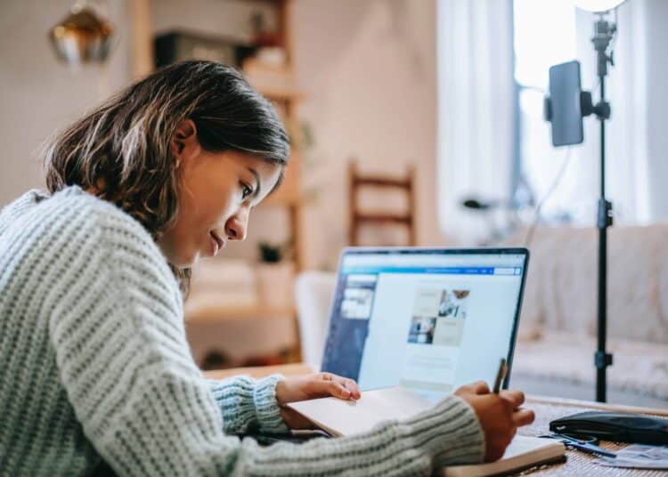 pexels-liza-summer-fille étudiante qui étudie sur son ordi - 4 preuves que tu vas réussir tes examens
