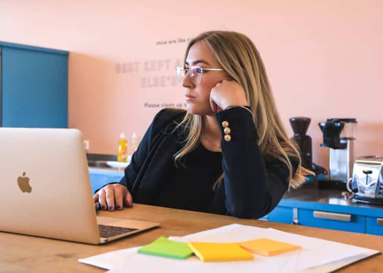 pexels-magnetme-étudiante qui réfléchit - dossier comment trouver un stage